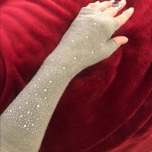 Fingerless gloves with gems✨
